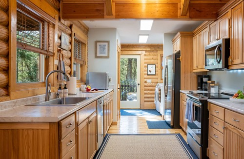 Fairview Cabin | THE ROOST - Secluded Log Cabin, Hot Tub, Pool Table, Only 13 Miles from Downtown