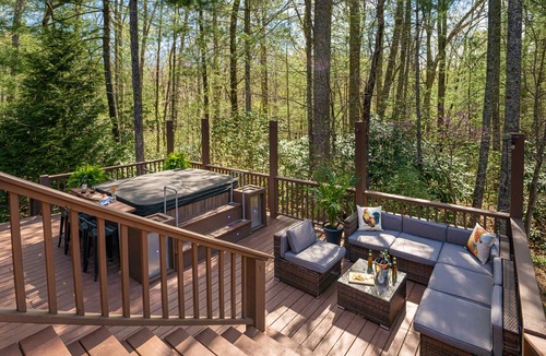 Fairview Cabin | THE ROOST - Secluded Log Cabin, Hot Tub, Pool Table, Only 13 Miles from Downtown