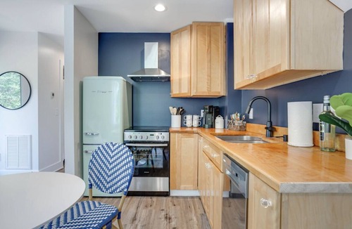 Southwest Raleigh Apartment | The Rose Garden Retreat - NC State/Cameron Village/PNC Park