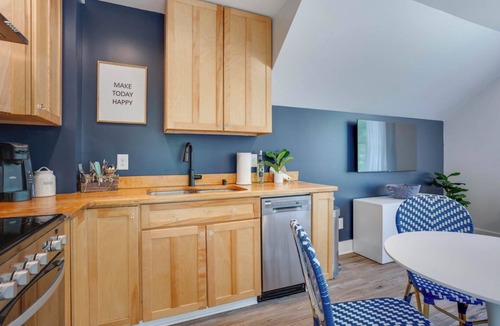 Southwest Raleigh Apartment | The Rose Garden Retreat - NC State/Cameron Village/PNC Park