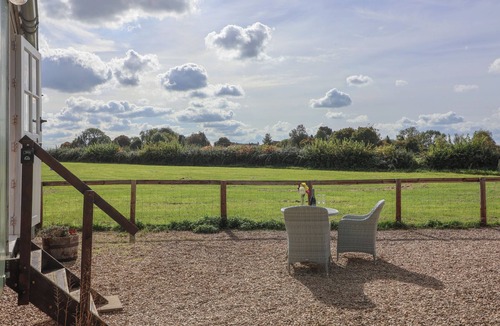 Nettleton Cottage | THE SHEPHERDS HUT, romantic, with a garden in Nettleton