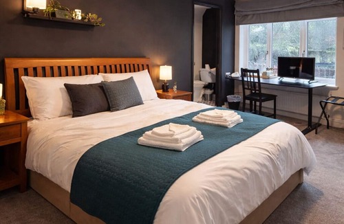 Beenham Bed & Breakfast | The Six Bells