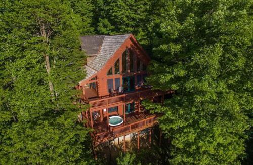 Wolf Laurel House | The Skybox Cabin Stunning Views HotTub Game Room