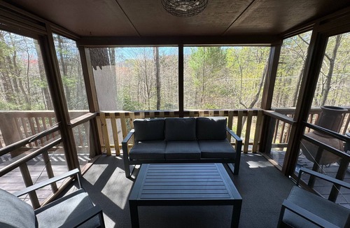 Deep Gap Cabin | The Sleeping Bear’s Lair | Powder Horn | Dogs OK