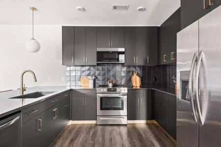 Rolling Mill Hill Apartment | The Sobro Suite - 6 Beds & 6 blocks to Broadway