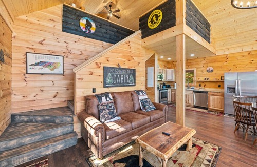 Bryson City Cabin | The Squatch Nest - Scenic Mountain Retreat Hot tub|Firepit|Big Views