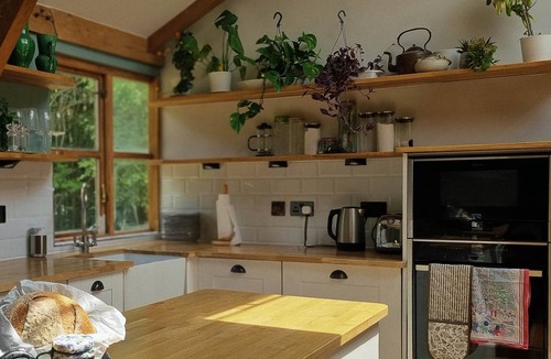 Abbess Roding Cabin | The Stable | Oak-Frame Kent hideaway · Hot Tub