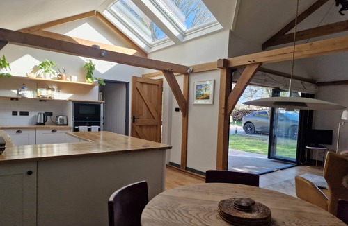Abbess Roding Cabin | The Stable | Oak-Frame Kent hideaway · Hot Tub
