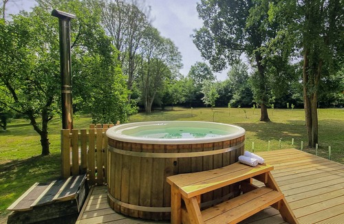 Abbess Roding Cabin | The Stable | Oak-Frame Kent hideaway · Hot Tub