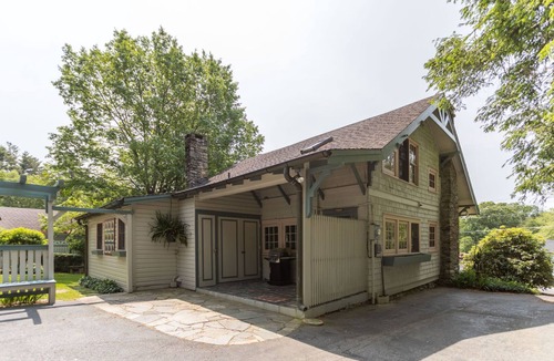 Blowing Rock House | The Suddreth Cottage - Walk to Main Street Blowing Rock - Private Garden with Gazebo