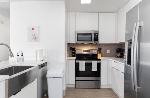 Charlotte Center City Apartment | The Tar Heel - Stylish 4BR with City Views - Free Parking - Gym - Pet-Friendly