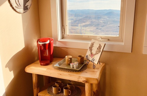 West Jefferson Cabin | The Treetop Terrace, VIEWS, DECKS, SLEEPS 13