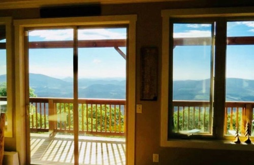 West Jefferson Cabin | The Treetop Terrace, VIEWS, DECKS, SLEEPS 13