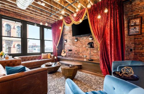 Downtown Nashville Apartment | The Velvet Songbird Downtown Luxe Sleeps 24