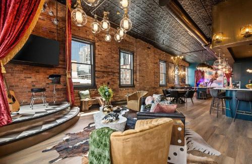 Downtown Nashville Apartment | The Velvet Songbird Downtown Luxe Sleeps 24