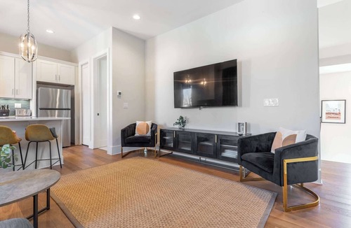 Germantown House | The Velvet Vinyl- 3BR Retreat w/Rooftop Patio, Ping Pong & Minutes to Broadway