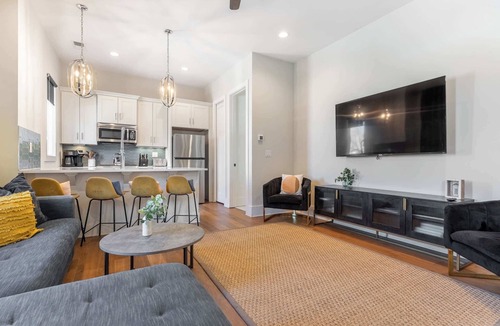 Germantown House | The Velvet Vinyl- 3BR Retreat w/Rooftop Patio, Ping Pong & Minutes to Broadway