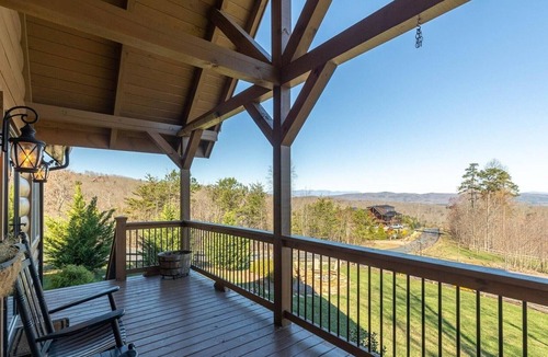 Vein Mountain Cabin | The Views of Towering Black Mountain Range Will Blow You Away!