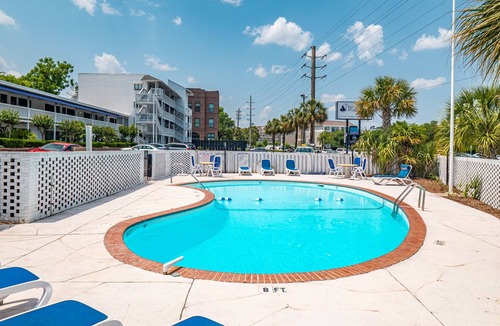 Airlie Condo | The Waterway 103: 2 Queens Studio with complex pool!