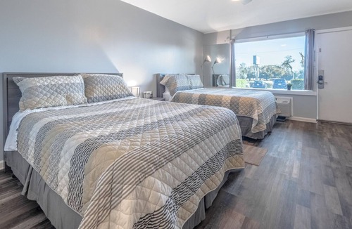 Airlie Condo | The Waterway 103: 2 Queens Studio with complex pool!