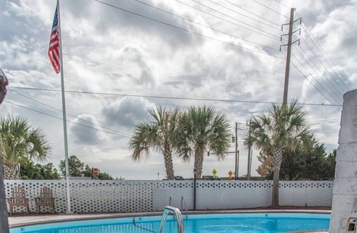 Airlie Condo | The Waterway 233: 1BR, 1BA, sleeps 4 - Apartment with complex pool!