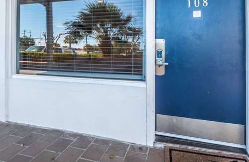 Airlie Condo | The Waterway 108: 2 Queens Studio with complex pool!