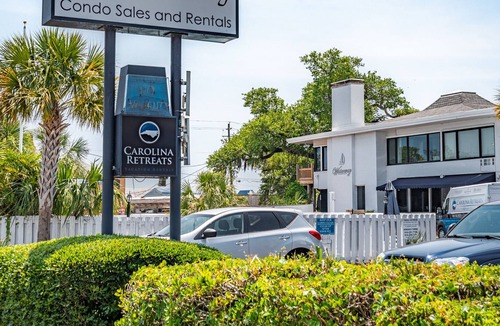 Airlie Condo | The Waterway 108: 2 Queens Studio with complex pool!