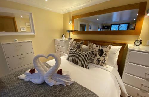 Rashfield Cabin | The Wee Ludging - A Cosy Riverside Cottage for Two