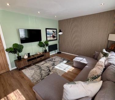 Leith Apartment | The Wheel House - Private Front door and Free Parking