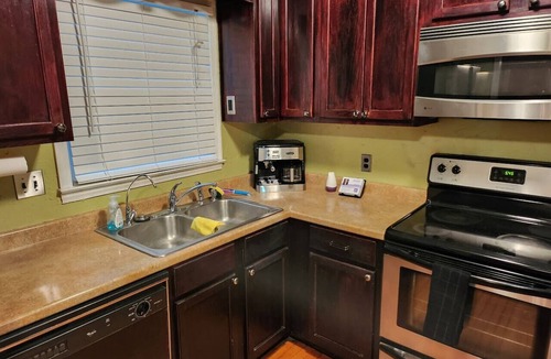Jamestown House | Theater, heated pool/hot tub near HPU/Market