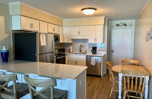 Morehead City Condo | Third-Floor Condo Overlooking the Courtyard w/Ocean Views, Shared Outdoor Pool