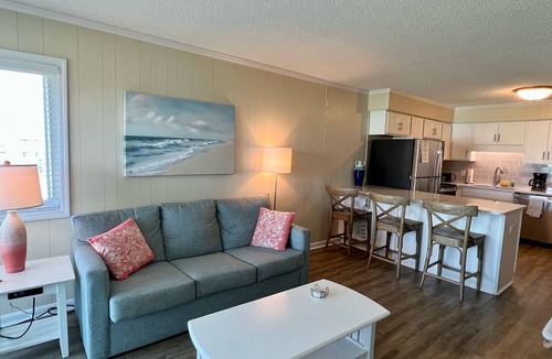 Morehead City Condo | Third-Floor Condo Overlooking the Courtyard w/Ocean Views, Shared Outdoor Pool