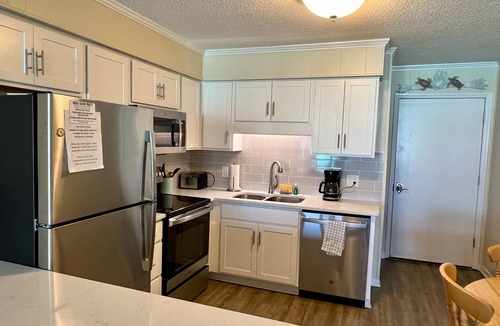 Morehead City Condo | Third-Floor Condo Overlooking the Courtyard w/Ocean Views, Shared Outdoor Pool