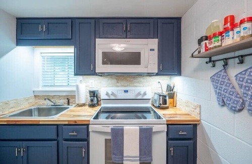 Frank Cottage | This cottage is a 1 bedroom(s), 1 bathrooms, located in Newland, NC.