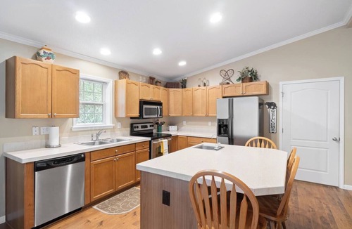 Newland Cottage | This cottage is a 2 bedroom(s), 2 bathrooms, located in Newland, NC.