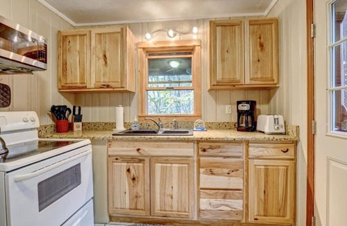 Linville Falls Cottage | This cottage is a 2 bedroom(s), 2 bathrooms, located in Newland, NC.
