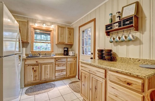 Linville Falls Cottage | This cottage is a 2 bedroom(s), 2 bathrooms, located in Newland, NC.