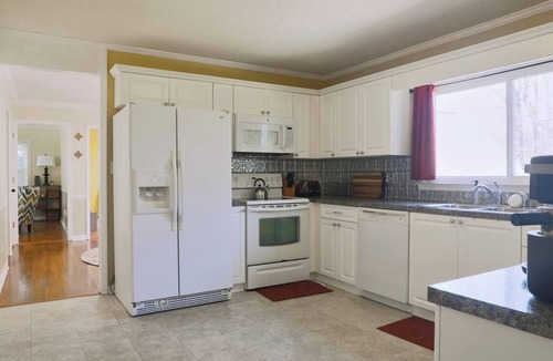 High Point House | This house is a 3 bedroom(s), 2.5 bathrooms, located in High Point, NC.