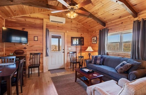 Tryon House | Tiny Cabin 2- Near Tryon Equestrian Center