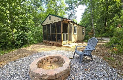 Purlear House | Tiny Home Creekside Nature Escape, Hot Shower, WIFI, Peaceful