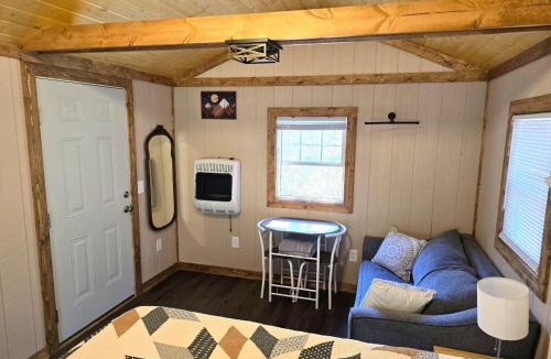 Purlear House | Tiny Home Creekside Nature Escape, Hot Shower, WIFI, Peaceful