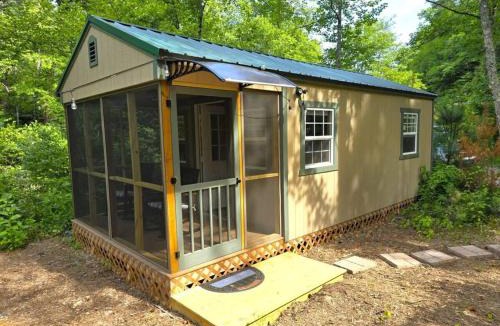 Purlear House | Tiny Home Creekside Nature Escape, Hot Shower, WIFI, Peaceful