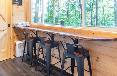 Todd Apartment | Tiny Sustainer-Hot Tub, Fire Table, Romantic Oasis