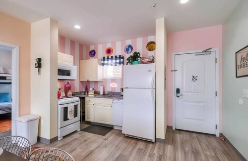Maxwell Apartment | Tomato Art Fest 4K TV, modern kitchen, gigabit WiFi near Nissan Stadium