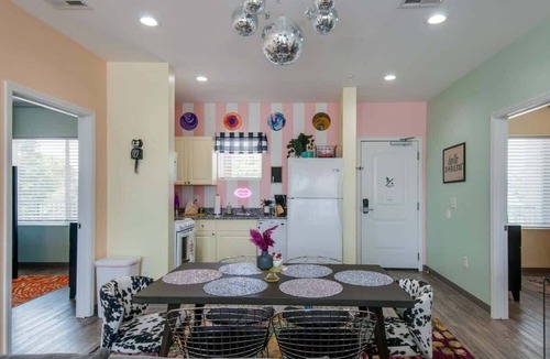 Maxwell Apartment | Tomato Art Fest 4K TV, modern kitchen, gigabit WiFi near Nissan Stadium