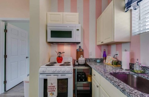 Maxwell Apartment | Tomato Art Fest 4K TV, modern kitchen, gigabit WiFi near Nissan Stadium