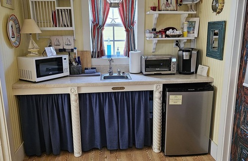 Morehead City House | TOP 5% rated, Nautical-themed Beaufort Bungalow near Downtown Beautiful Gardens