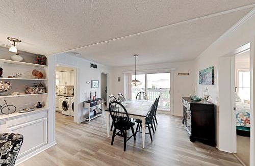 Ocean Isle Beach Apartment | Top floor Oasis