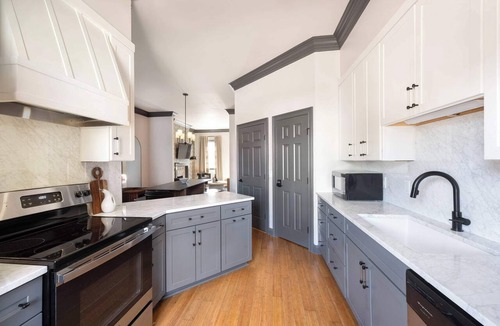 Old West Broad Neighborhood Condo | Townhome Combo Near Forsyth Park | Parking