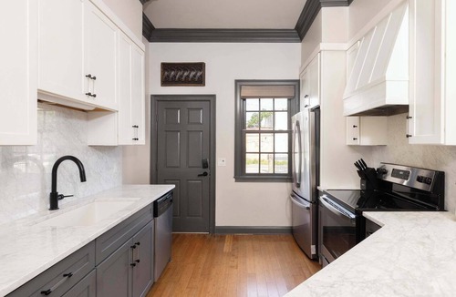 Old West Broad Neighborhood Condo | Townhome Combo Near Forsyth Park | Parking
